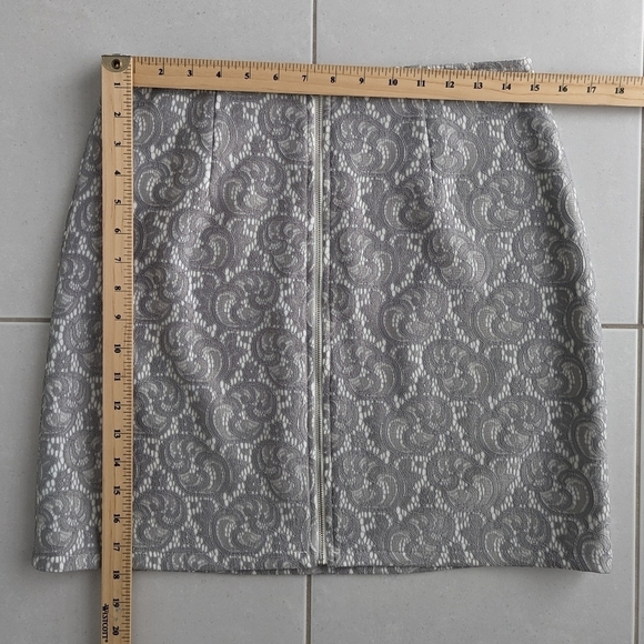 Misguided silver gray lace skirt lined size 10 - Picture 8 of 10